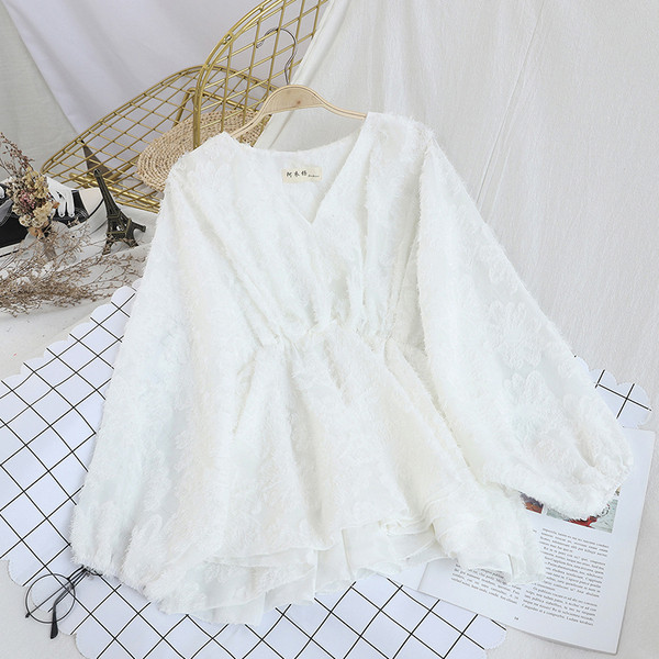 Γυναικεία μπλούζα με φαρδιά μανίκια και λαιμόκοψη σε λευκού, μαύρου και μπεζ χρώμα