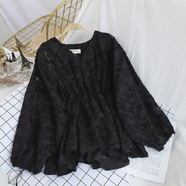 Γυναικεία μπλούζα με φαρδιά μανίκια και λαιμόκοψη σε λευκού, μαύρου και μπεζ χρώμα