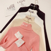 Γυναικείο πουλόβερ με ψηλό κολάρο και επιγραφή σε ροζ, μπεζ, άσπρο και μαύρο χρώμα