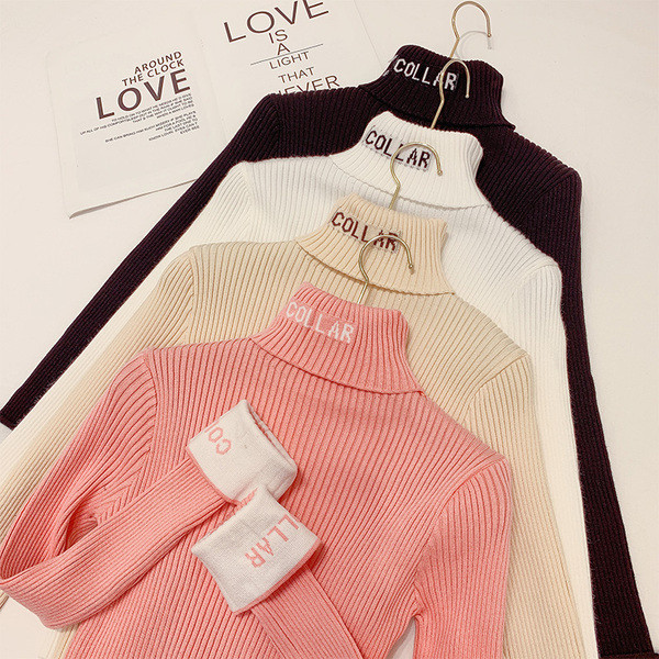 Γυναικείο πουλόβερ με ψηλό κολάρο και επιγραφή σε ροζ, μπεζ, άσπρο και μαύρο χρώμα