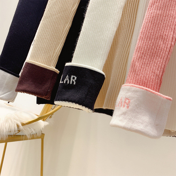 Γυναικείο πουλόβερ με ψηλό κολάρο και επιγραφή σε ροζ, μπεζ, άσπρο και μαύρο χρώμα