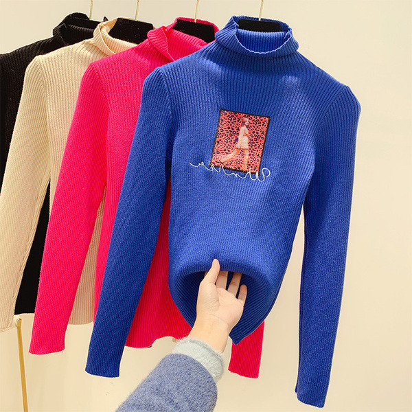 Γυναικείο πουλόβερ με ψηλό κολάρο, εκτύπωση και κεντήματα σε ροζ, μπλε, μπεζ και μαύρο χρώμα