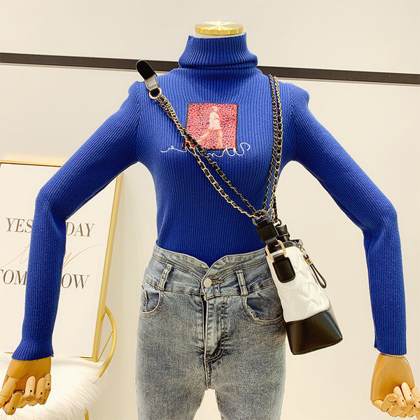 Γυναικείο πουλόβερ με ψηλό κολάρο, εκτύπωση και κεντήματα σε ροζ, μπλε, μπεζ και μαύρο χρώμα