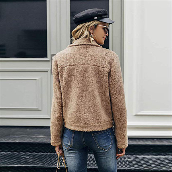 Modern női kabát cipzárral és pehelyszínnel barna, bézs, piros és fekete színben