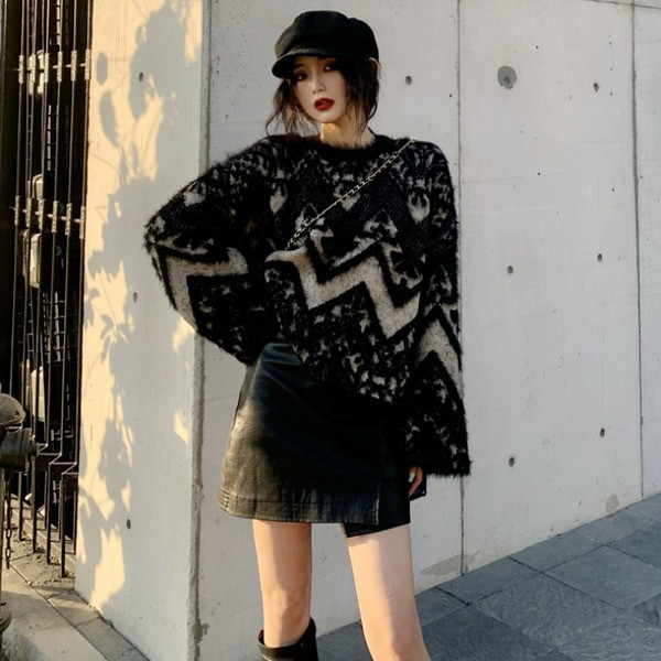 Modern rövid őszi-téli pulóver széles ujjú fekete színben