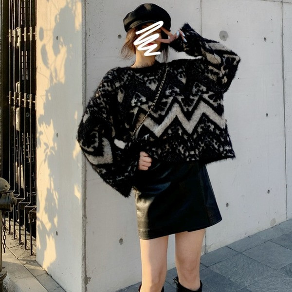 Modern rövid őszi-téli pulóver széles ujjú fekete színben