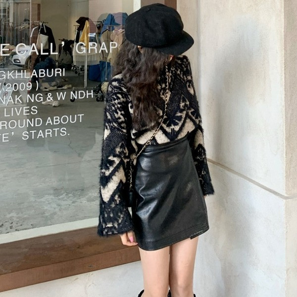 Modern rövid őszi-téli pulóver széles ujjú fekete színben