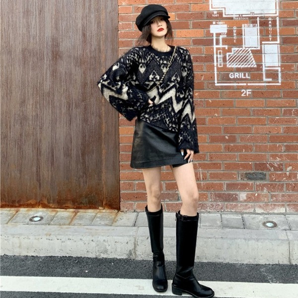 Modern rövid őszi-téli pulóver széles ujjú fekete színben