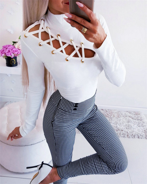 Μοντέρνα γυναικεία μπλούζα με ψηλό γιακά και κορδόνια σε λευκό και μαύρο χρώμα