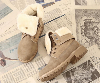 Χειμερινές γυναικείες μπότες με μαλακή επένδυση και κορδόνια σε μπεζ και μαύρο χρώμα