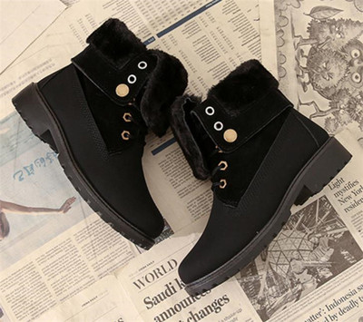 Χειμερινές γυναικείες μπότες με μαλακή επένδυση και κορδόνια σε μπεζ και μαύρο χρώμα