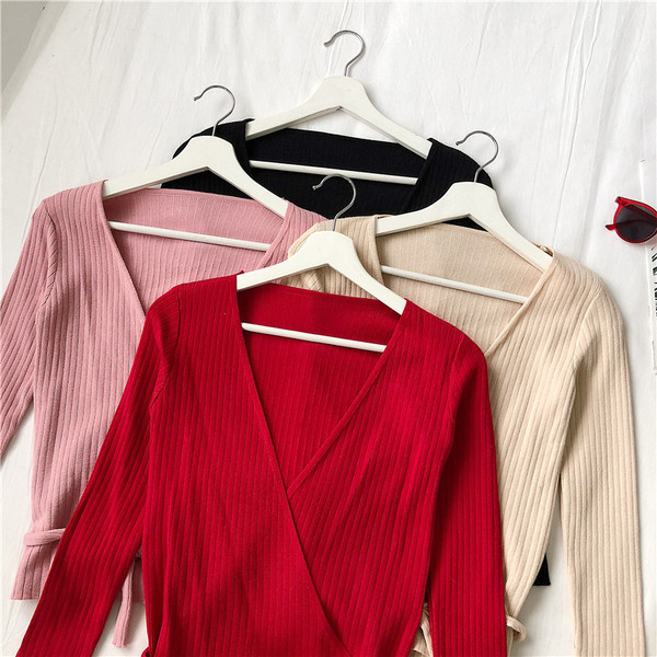 Női blúz négy színben V-nyakú és fűzős