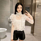 Σύντομη γυναικεία μπλούζα από δαντέλα με βολάν και κολάρο σε άσπρο χρώμα