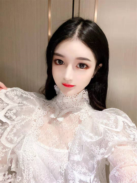 Σύντομη γυναικεία μπλούζα από δαντέλα με βολάν και κολάρο σε άσπρο χρώμα