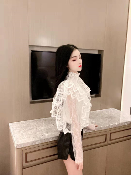 Σύντομη γυναικεία μπλούζα από δαντέλα με βολάν και κολάρο σε άσπρο χρώμα