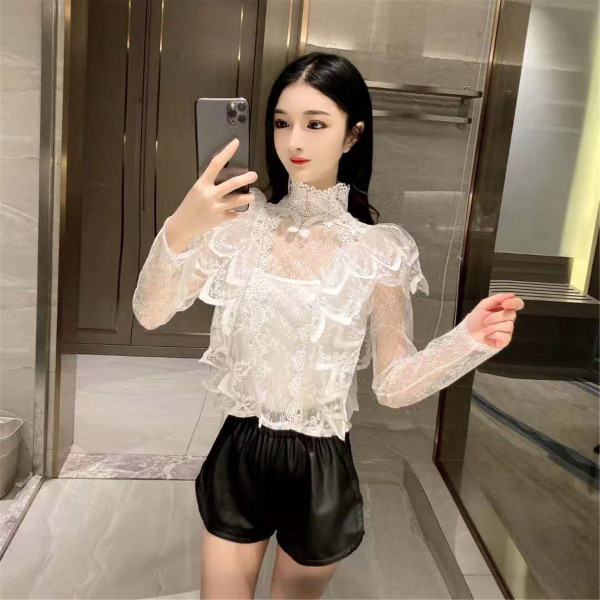 Σύντομη γυναικεία μπλούζα από δαντέλα με βολάν και κολάρο σε άσπρο χρώμα