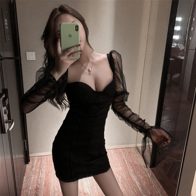 Μοντέρνο κοντό φόρεμα με λαιμόκοψη με μανίκια από τούλι σε μαύρο χρώμα