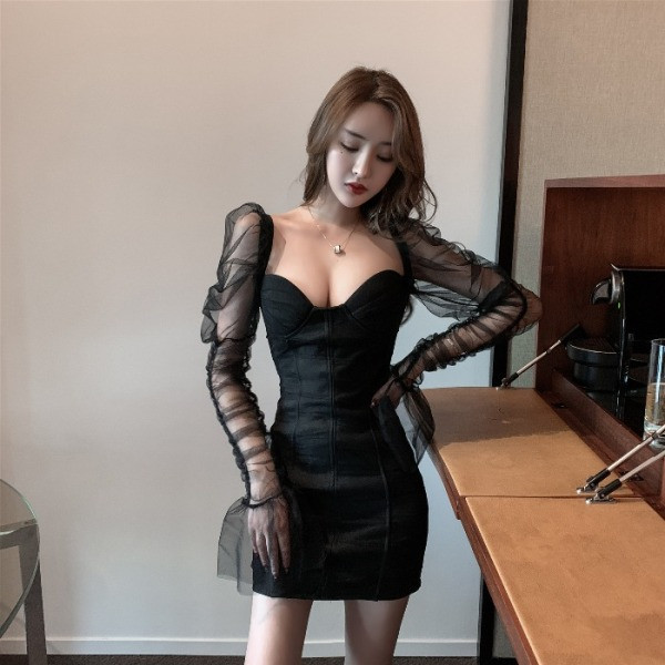 Μοντέρνο κοντό φόρεμα με λαιμόκοψη με μανίκια από τούλι σε μαύρο χρώμα