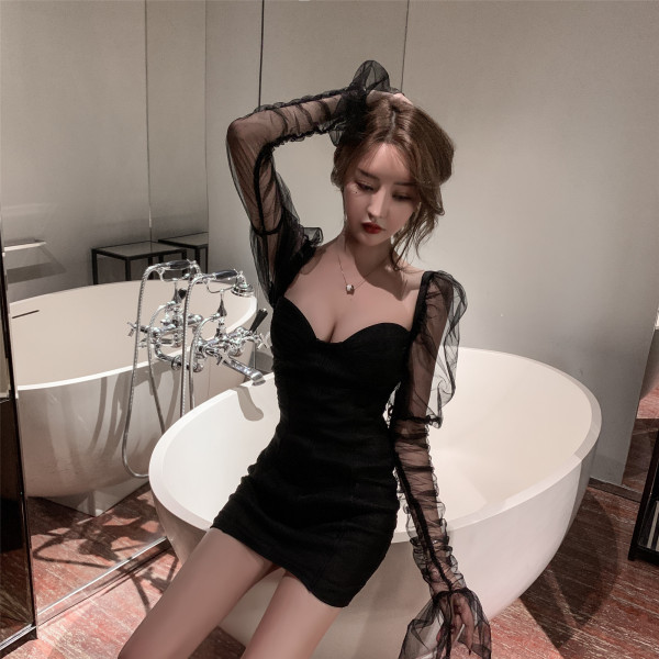 Μοντέρνο κοντό φόρεμα με λαιμόκοψη με μανίκια από τούλι σε μαύρο χρώμα