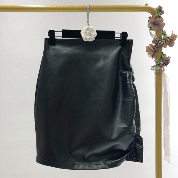 Κοντή έκο δερμάτινι φούστα με υψηλή μέση σε ασύμμετρο μοτίβο σε μαύρο χρώμα