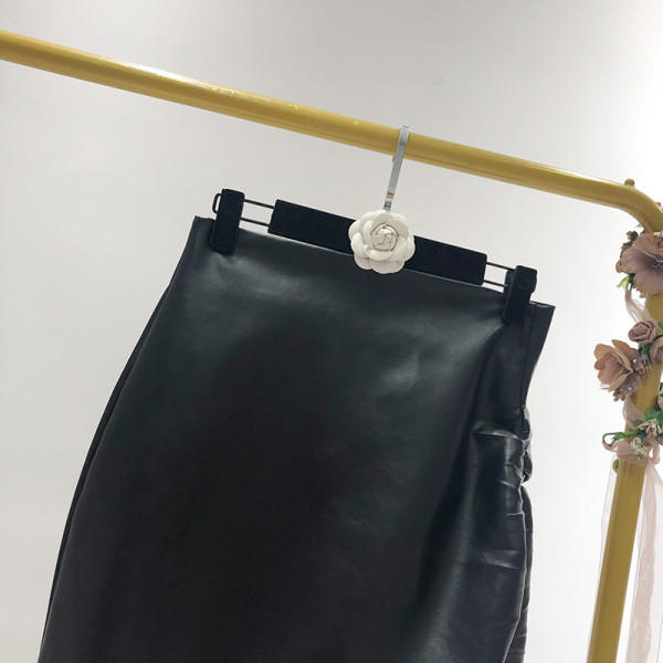 Κοντή έκο δερμάτινι φούστα με υψηλή μέση σε ασύμμετρο μοτίβο σε μαύρο χρώμα