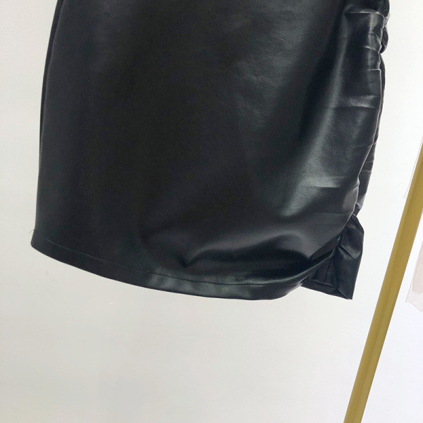 Κοντή έκο δερμάτινι φούστα με υψηλή μέση σε ασύμμετρο μοτίβο σε μαύρο χρώμα