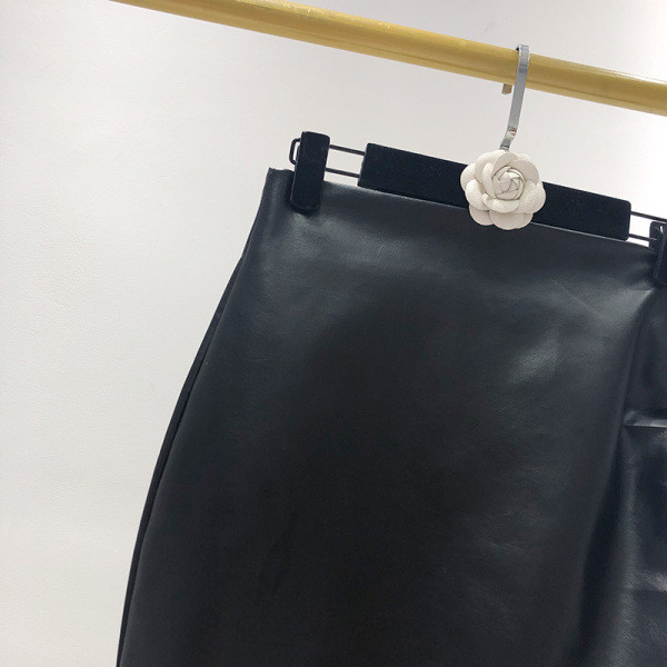Κοντή έκο δερμάτινι φούστα με υψηλή μέση σε ασύμμετρο μοτίβο σε μαύρο χρώμα