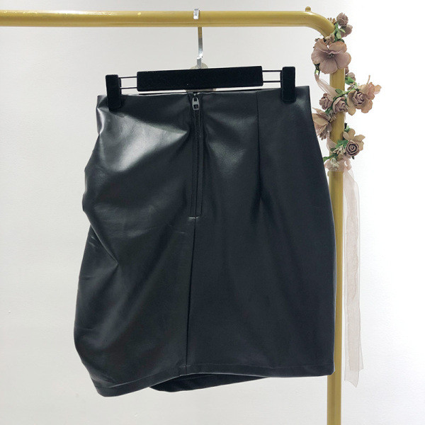 Κοντή έκο δερμάτινι φούστα με υψηλή μέση σε ασύμμετρο μοτίβο σε μαύρο χρώμα