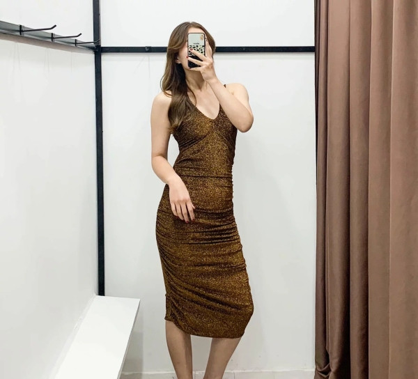 Κομψό γυναικείο μακρύ φόρεμα με λεπτές λουρίδες σε καφέ με λαμπερό αποτέλεσμα