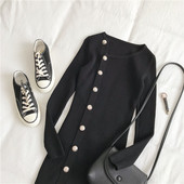 Alkalmi női ruha fekete színben, gombokkal és hosszú ujjal