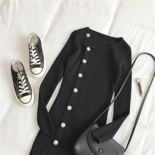 Alkalmi női ruha fekete színben, gombokkal és hosszú ujjal