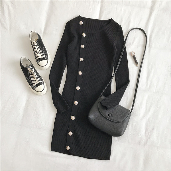 Alkalmi női ruha fekete színben, gombokkal és hosszú ujjal