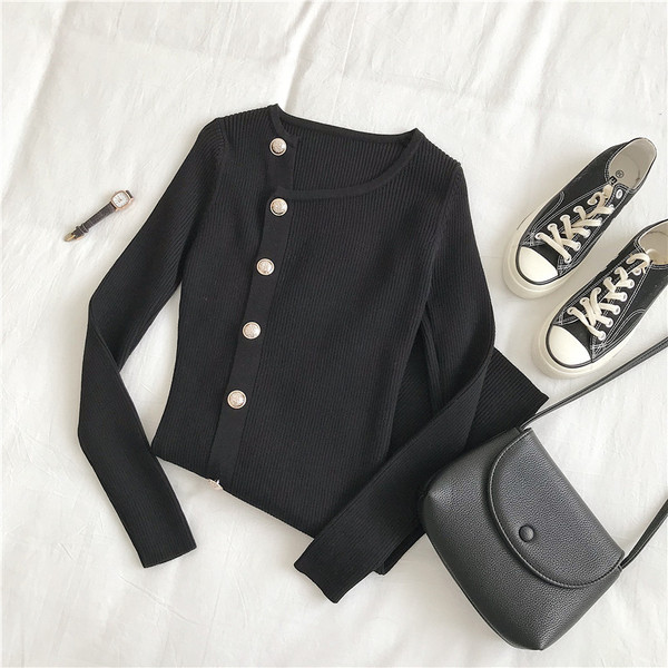 Alkalmi női ruha fekete színben, gombokkal és hosszú ujjal