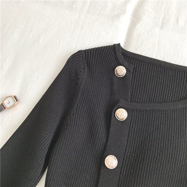 Alkalmi női ruha fekete színben, gombokkal és hosszú ujjal