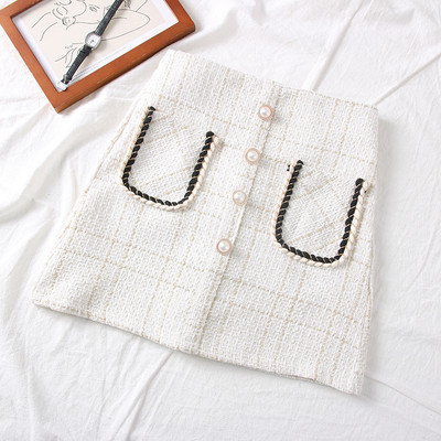 Rövid női szoknya zsebekkel és gombokkal, kék, fehér és fekete színben