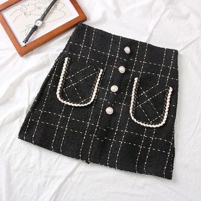 Rövid női szoknya zsebekkel és gombokkal, kék, fehér és fekete színben