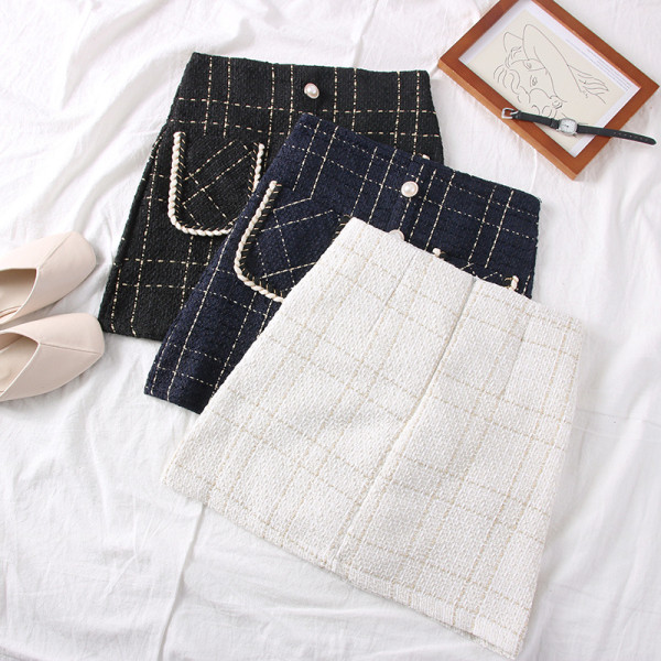 Rövid női szoknya zsebekkel és gombokkal, kék, fehér és fekete színben