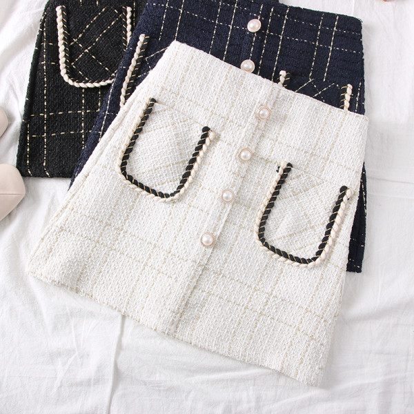 Rövid női szoknya zsebekkel és gombokkal, kék, fehér és fekete színben