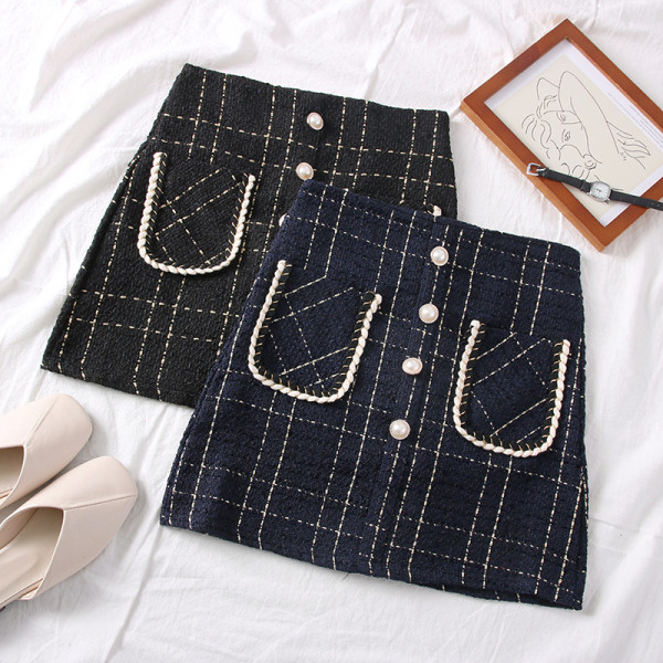 Rövid női szoknya zsebekkel és gombokkal, kék, fehér és fekete színben