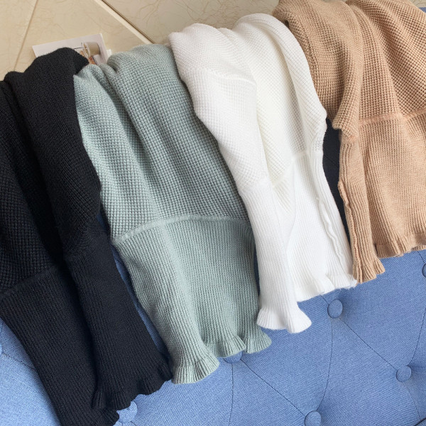 Γυναικείο πουλόβερ με μεγάλο κολάρο σε λευκό, μπλε, μαύρο και μπεζ χρώμα