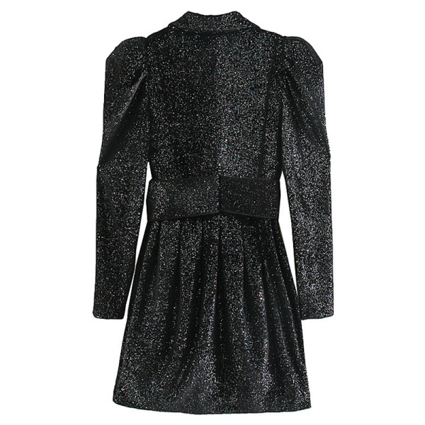 Modern ruha stílusú kabát puffos ujjakkal, fekete színben és flitterekkel