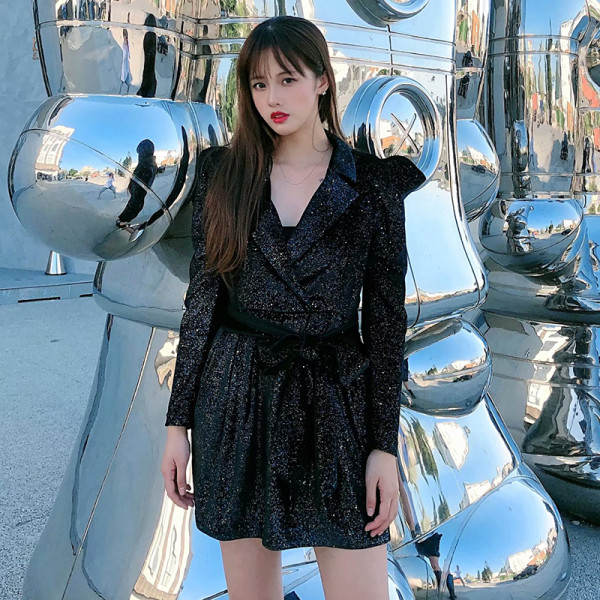 Modern ruha stílusú kabát puffos ujjakkal, fekete színben és flitterekkel