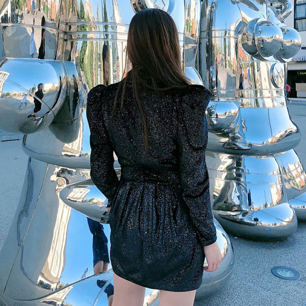 Modern ruha stílusú kabát puffos ujjakkal, fekete színben és flitterekkel