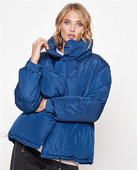 Modern női téli kabát magas gallérral és zsebekkel kék, fehér, fekete, piros és zöld színben