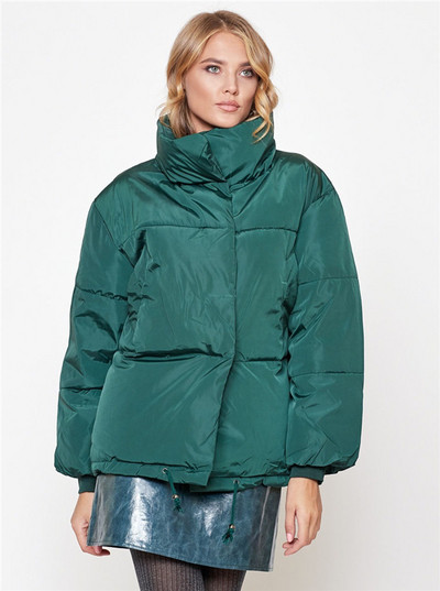 Modern női téli kabát magas gallérral és zsebekkel kék, fehér, fekete, piros és zöld színben