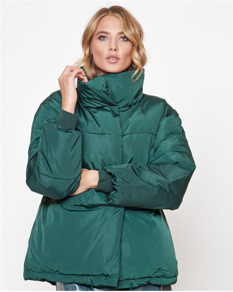 Modern női téli kabát magas gallérral és zsebekkel kék, fehér, fekete, piros és zöld színben