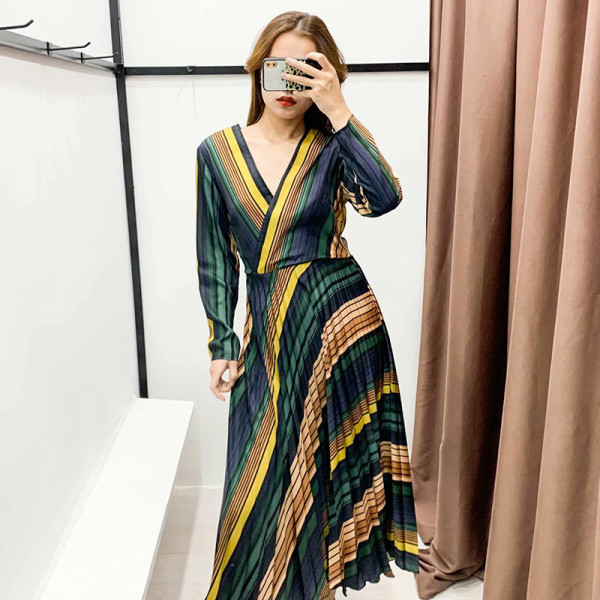 Rochie elegantă cu dungi cu decolteu în V și mâneci lungi
