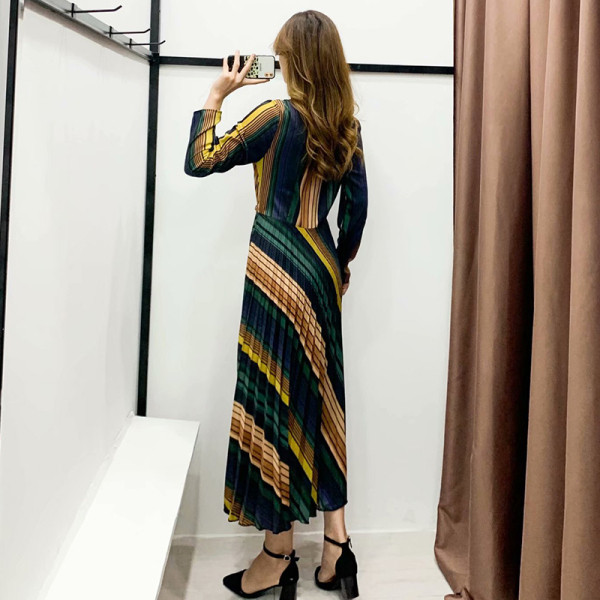 Rochie elegantă cu dungi cu decolteu în V și mâneci lungi