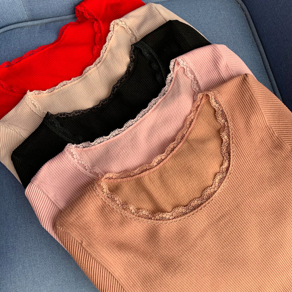 Γυναικεία λεπτή πλεκτή μπλούζα με  δαντέλα και στρογγυλη λαιμόκοψη σε ροζ, κόκκινο, μαύρο και καφέ χρώμα