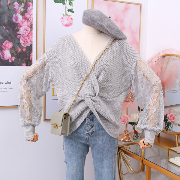 Modern női pulóver mély nyakkivágással, csipkeujjakkal, többféle színben